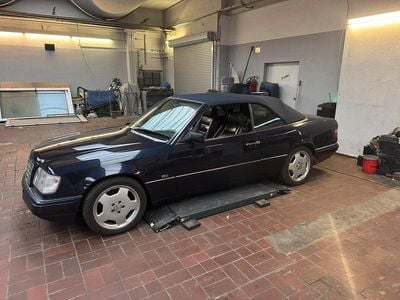 Gebraucht Mercedes E220 150 PS (110 kW) 1996 Blau Cabrio