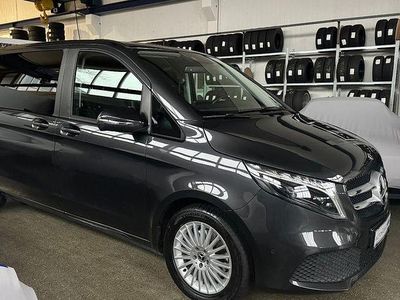 Grau Gebraucht 2023 Mercedes V220 Edition Van / Kleinbus | 49.970 € (Etwas zu teuer)