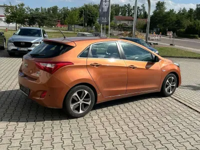 Gebraucht Hyundai i30 YES! 101 PS (74 kW) 2015 Orange caramel / met Kleinwagen