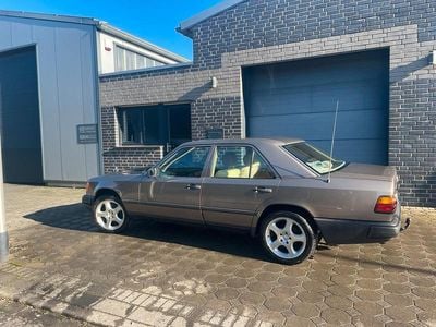 Gebraucht Mercedes E300 185 PS (136 kW) 1986 Beige Limousine
