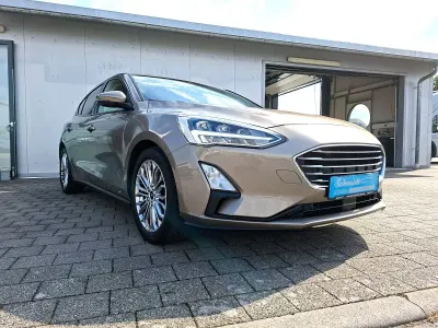 Gebraucht Ford Focus Titanium 125 PS (91 kW) 2019 Silber Limousine