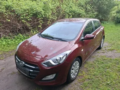 Gebraucht Hyundai i30 101 PS (74 kW) 2016 Rot Kleinwagen