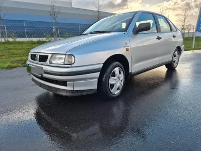 Używany Seat Cordoba 75 KM (55 kW) 1995 Srebrny Sedan/Limuzyna