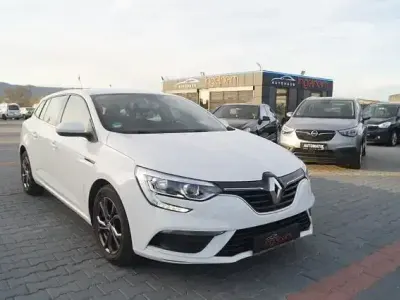 Używany Renault Mégane Play 101 KM (74 kW) 2018 Biały Sedan/Limuzyna