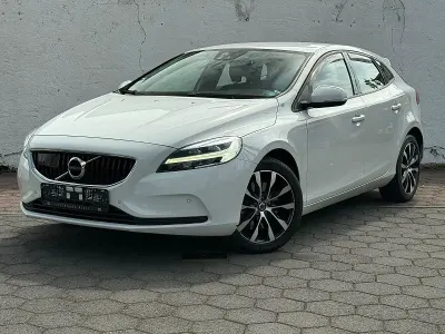 Gebraucht Volvo V40 Momentum 150 PS (110 kW) 2019 Weiß Kleinwagen