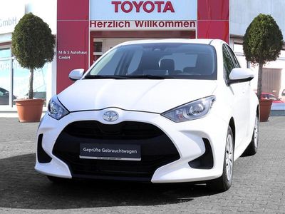 Weiß Gebraucht 2022 Toyota Yaris Basis Limousine | 12.590 € (Fairer Preis)