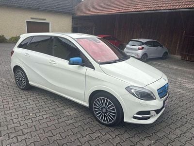 Weiß Gebraucht 2016 Mercedes B250e Van / Kleinbus | 12.200 €
