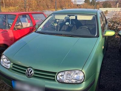 Grün Gebraucht 2000 VW Golf IV Kleinwagen | 650 € (Guter Preis)