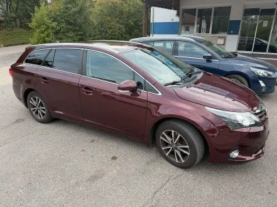 Gebraucht Toyota Avensis 124 PS (91 kW) 2014 Violet Kombi