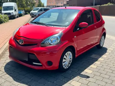 Gebraucht Toyota Aygo 68 PS (50 kW) 2012 Rot Kleinwagen