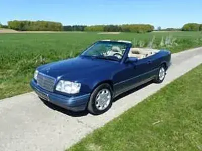 Usata Mercedes E220 150 CV (110 kW) 1994 Blu Cabrio