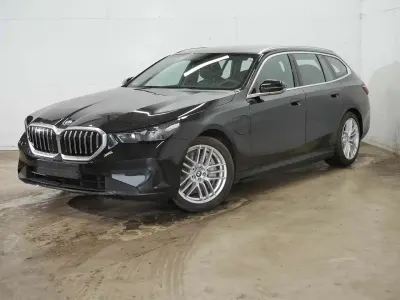 Gebraucht BMW 550e 489 PS (359 kW) 2025 Saphirschwarz Kombi