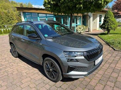 Grau Gebraucht 2024 Skoda Karoq SportLine SUV | 33.350 € (Fairer Preis)