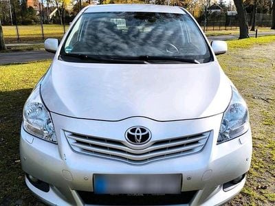 Second-hand Toyota Verso 177 CP (130 kW) 2010 Argintiu Monovolum