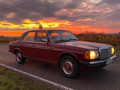 Second-hand Mercedes 200 55 CP (40 kW) 1977 Roșu Berlinǎ