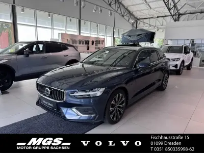 Gebraucht Volvo V60 Plus 253 PS (186 kW) 2023 Denim blue / metallic Kombi