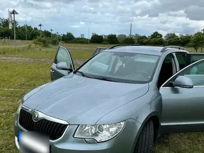 Gebraucht Skoda Superb GreenLine 105 PS (77 kW) 2011 Grau Kombi