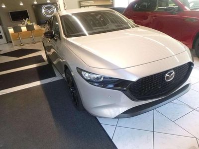 Neu Mazda 3 Homura-Line 186 PS (136 kW) 2025 47s platium quartz Limousine
