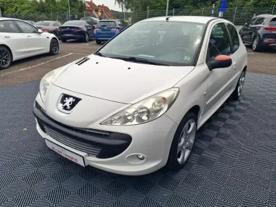 Gebraucht Peugeot 206+ Basis 73 PS (53 kW) 2011 Weiß Kleinwagen