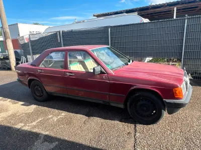 Używany Mercedes 190 122 KM (89 kW) 1987 Czerwony Sedan/Limuzyna