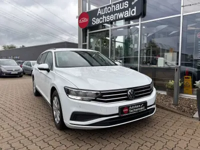 Gebraucht VW Passat 150 PS (110 kW) 2022 Gletscherweiß metallic Kombi