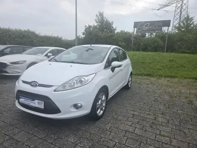 Gebraucht Ford Fiesta Titanium 97 PS (71 kW) 2012 Weiß Limousine