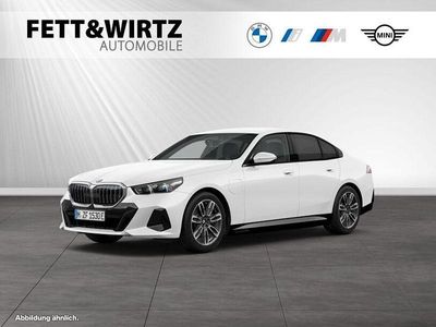 Gebraucht BMW 550e M Sport 489 PS (359 kW) 2025 Alpinweiss Limousine