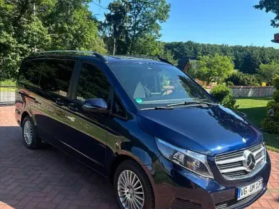 Gebraucht Mercedes V220 Avantgarde Edition 163 PS (119 kW) 2016 Blau Van / Kleinbus