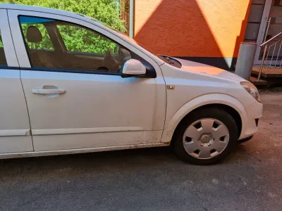 Begagnad Opel Astra 90 HK (66 kW) 2007 Svart Sedan