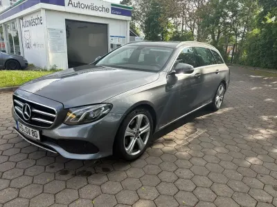 Używany Mercedes E220 194 KM (142 kW) 2019 Szary Kombi