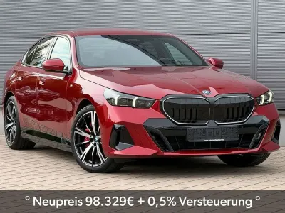 Gebraucht BMW 550e M Sport 489 PS (359 kW) 2025 Dragon fire rot metallic Limousine