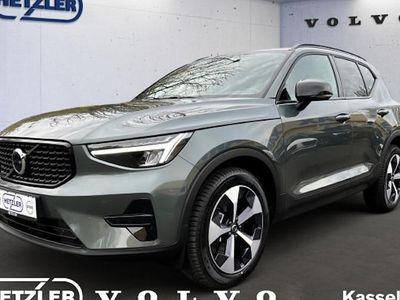 Neu Volvo XC40 Plus 197 PS (144 kW) 2025 Grün SUV