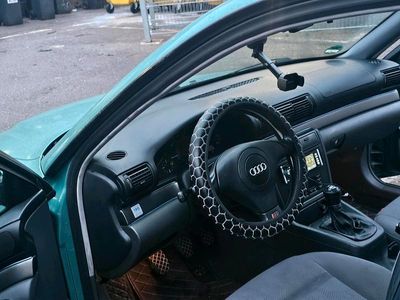 Second-hand Audi A4 74 CP (54 kW) 1998 Verde Hatchback
