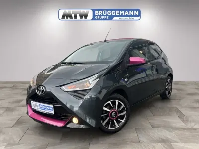 Używany Toyota Aygo x-style 72 KM (52 kW) 2020 Szary Hatchback