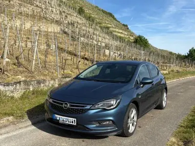 Używany Opel Astra Dynamic 105 KM (77 kW) 2016 Niebieski Sedan/Limuzyna