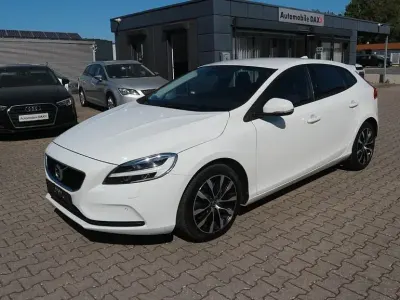 Usata Volvo V40 Momentum 152 CV (111 kW) 2018 Bianco Berlina