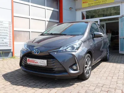 Gebraucht Toyota Yaris Hybrid Club 101 PS (74 kW) 2019 Grau Limousine