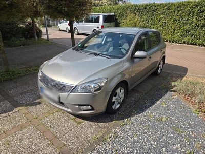 Usado Kia Ceed 116 HP (85 kW) 2011 Cinzento Citadino