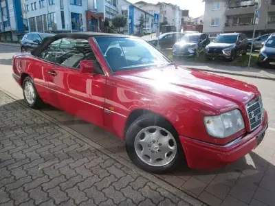 Gebraucht Mercedes E200 Sportline 136 PS (100 kW) 1995 Rot Cabrio