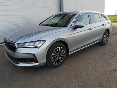 Neu Skoda Superb Selection 220 PS (161 kW) 2025 Pebble silver metallic