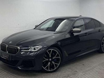 Begagnad BMW M550 Shadowline 530 HK (389 kW) 2022 Grå Sedan