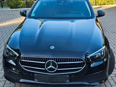 Gebraucht Mercedes E220 194 PS (142 kW) 2022 Schwarz Limousine