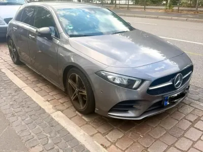 Gebraucht Mercedes A180 AMG line 136 PS (100 kW) 2021 Grau Limousine