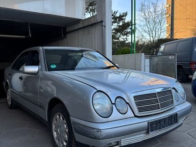 Mercedes E200