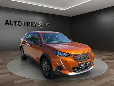 Gebraucht Peugeot e-2008 Active 100 kW (136 PS) 2022 Orange fusion metallic SUV