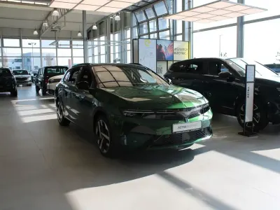 Gebraucht Opel Astra Ultimate 114 kW (156 PS) 2026 Grün Kombi