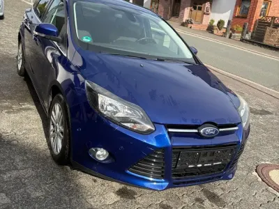 Gebraucht Ford Focus 100 PS (73 kW) 2014 Blau Limousine
