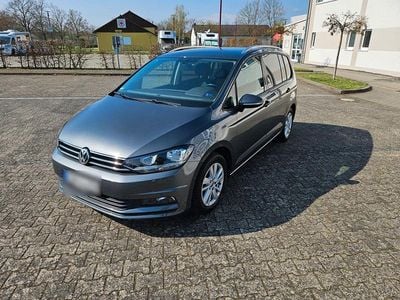 Gebraucht VW Touran Comfortline 150 PS (110 kW) 2019 Grau Van / Kleinbus