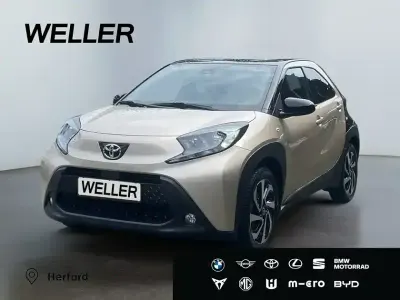 Gebraucht Toyota Aygo 72 PS (52 kW) 2024 Ginger beige metallic / dach mysticschwarz mica Kleinwagen