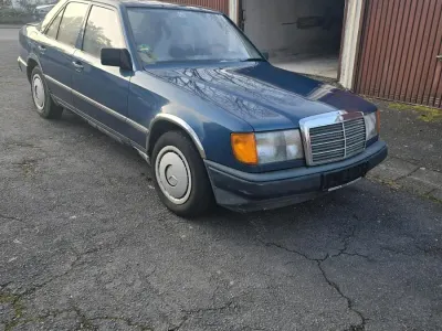 Gebraucht Mercedes E260 160 PS (117 kW) 1988 Blau Limousine